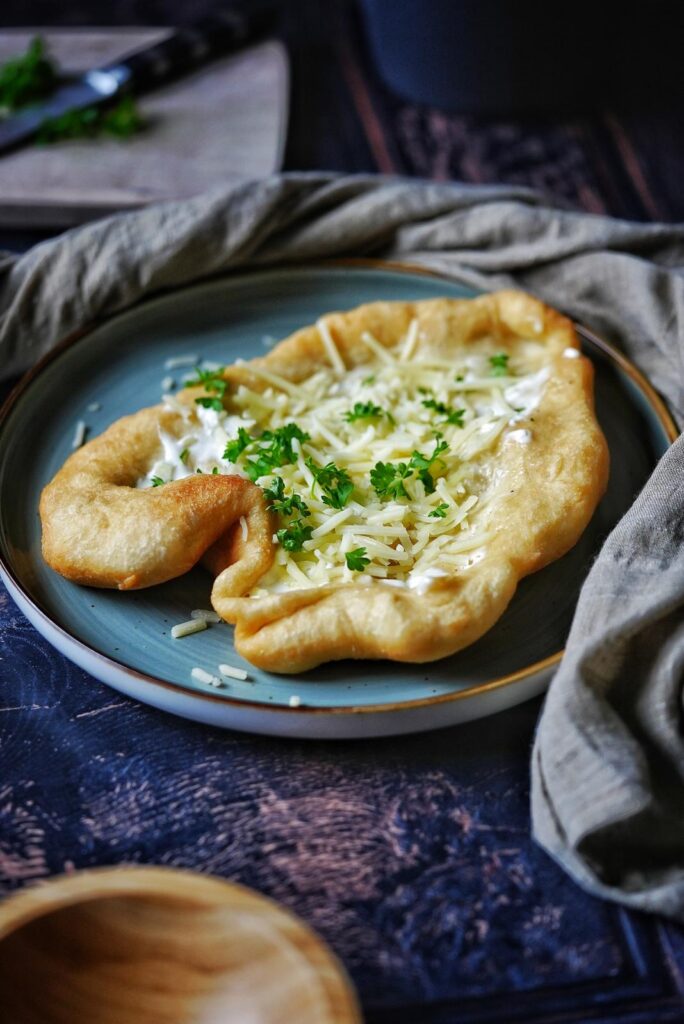 Langos mit Sauerrahm und Käse – einfaches Rezept wie vom Jahrmarkt