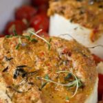 Überbackener Feta mit Tomaten und Kräutern in Auflaufform