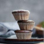 Frisch gebackene Marmor-Kirsch-Muffins mit Puderzucker
