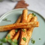 Zigarren Börek mit Schafskäse auf Teller angerichtet