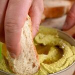 Cremiger Avocado-Hummus mit Koriander, Tahini und Kichererbsen