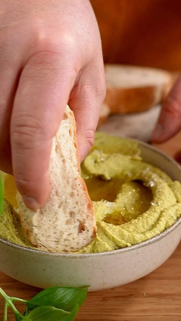 Cremiger Avocado-Hummus mit Koriander, Tahini und Kichererbsen