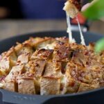 Frisch gebackenes Partybrot mit geschmolzenem Käse und goldbrauner Kruste