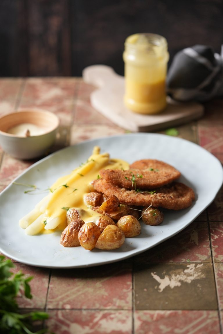 Spargel mit Kartoffeln, knusprigem Schnitzel & selbstgemachter Hollandaise Spargel mit Kartoffeln, knusprigem Schnitzel & selbstgemachter Hollandaise