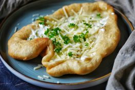 Langos mit Sauerrahm, Käse & Petersilie – knusprig, herzhaft und einfach unwiderstehlich