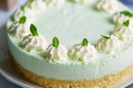 Philadelphia-Torte mit Waldmeistergeschmack: Der erfrischende Sommerkuchen ohne Backen