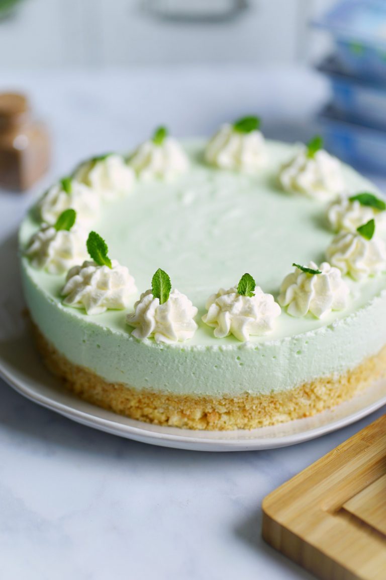 Philadelphia-Torte mit Waldmeistergeschmack: Der erfrischende Sommerkuchen ohne Backen Philadelphia-Torte mit Waldmeistergeschmack: Der erfrischende Sommerkuchen ohne Backen