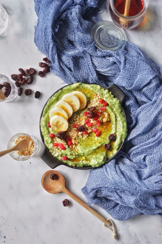 Grüne Smoothie-Bowl – gesundes Frühstück voller Vitamine Grüne Smoothie-Bowl – gesundes Frühstück voller Vitamine
