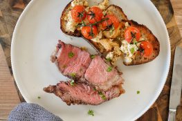 Sommer, Grillduft und gemeinsamer Genuss: Tomahawk-Steak von Château Boeuf mit Himbeer-Orangen-Marinade