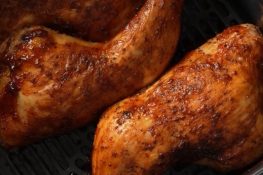 Hähnchenschenkel im Airfryer – saftiges BBQ Chicken mit nur 3 Zutaten